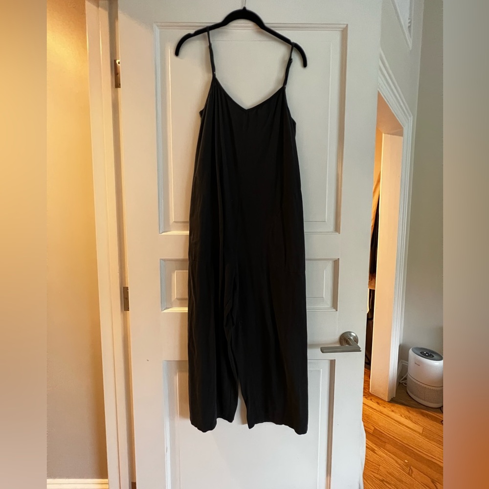 Navy blue organic cotton jumpsuit. Adjustable straps with pockets